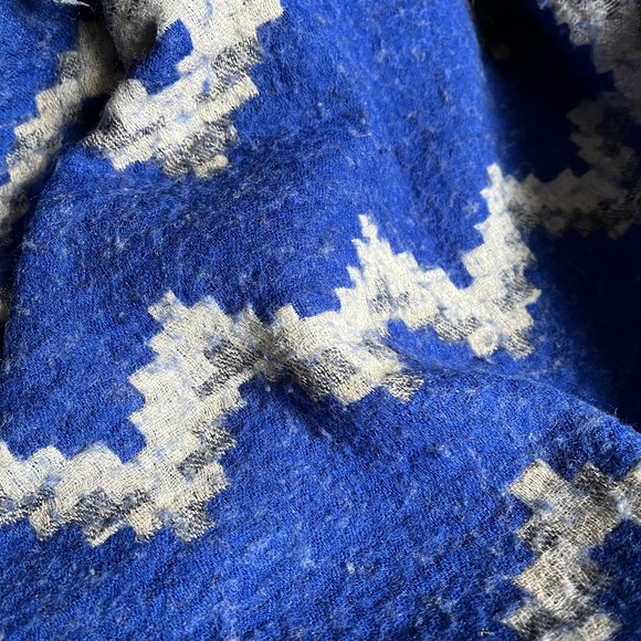 Wilfred / Aritzia wool blanket scarf, royal blue diamond - Picture 4 of 8